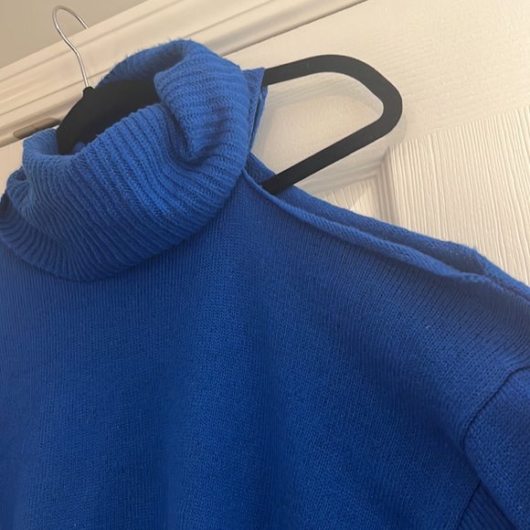 1.State Blue Off the Shoulder Turtleneck. Size M. - Picture 5 of 8
